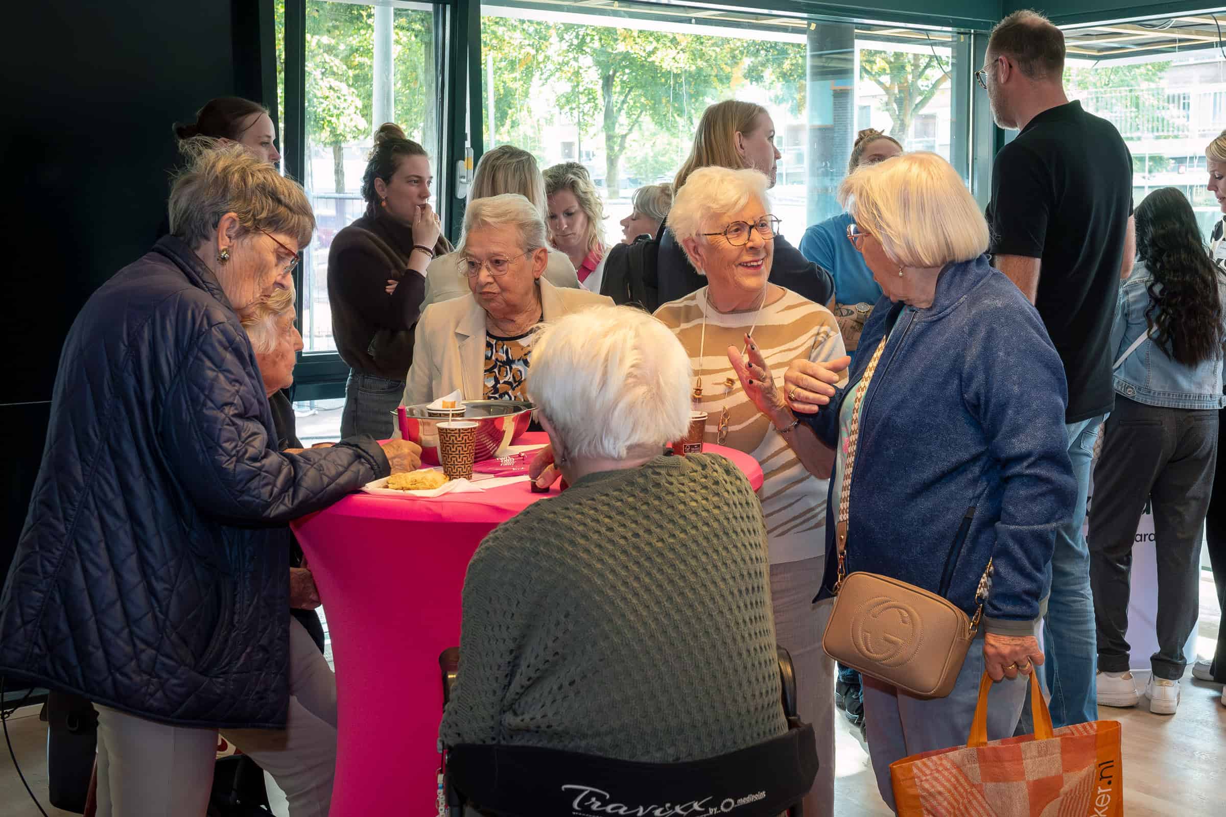 Huurders en buren maken kennis met nieuwe ontmoetingsruimte Zonneplein
