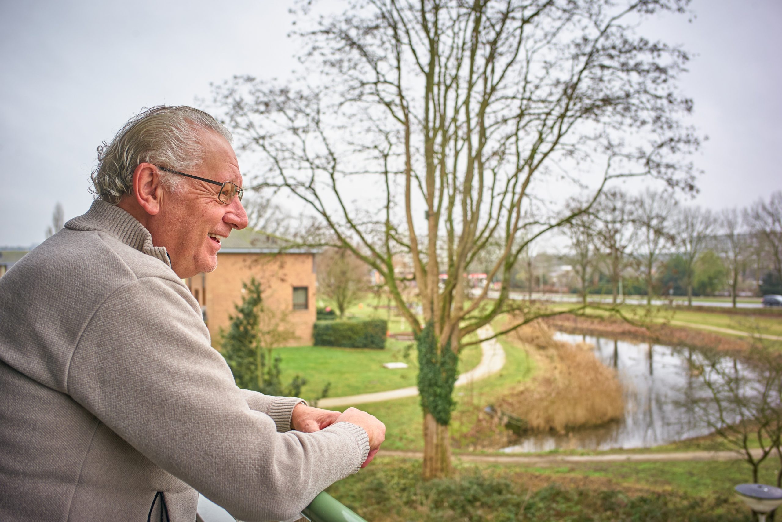 Jan geniet van nieuw appartement